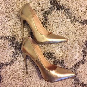 Pointed toe Olivia Miller gold heals